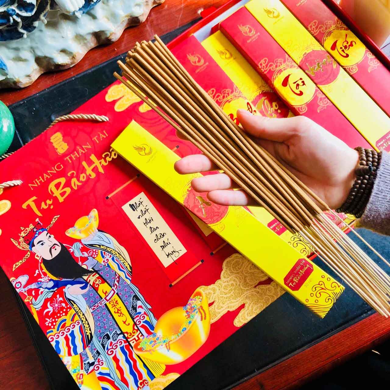 Nhang thần tài Tụ Bảo Hương
(thẻ nhang lẻ)