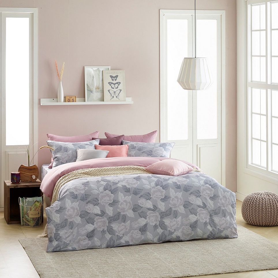 Bộ vỏ chăn nệm gối mã Pink Flower dùng cho giường Queen Size gồm 1 vỏ chăn, 1 vỏ nệm, 2 vỏ gối chất liệu Polyester